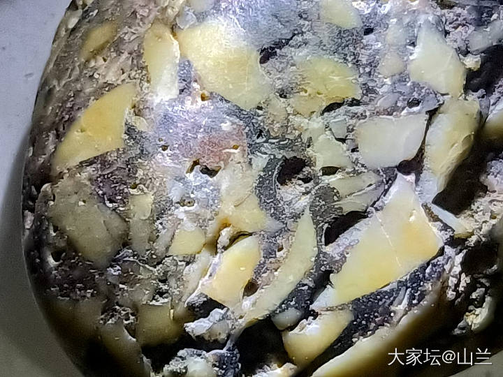 多年前无意中捡到的一小块石头，当时看起来挺像浇沥青马路的剩料，沥青裹着马牙石那种..._原石