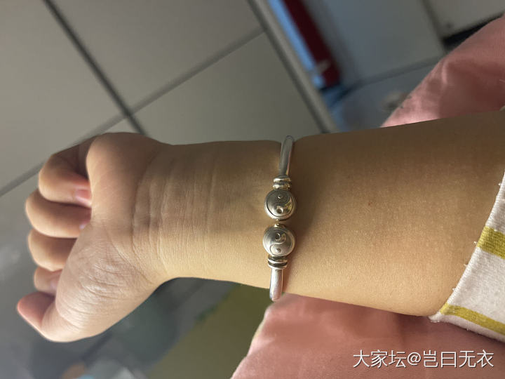 上班得带着玩具啊_珠串手镯琥珀蜜蜡银