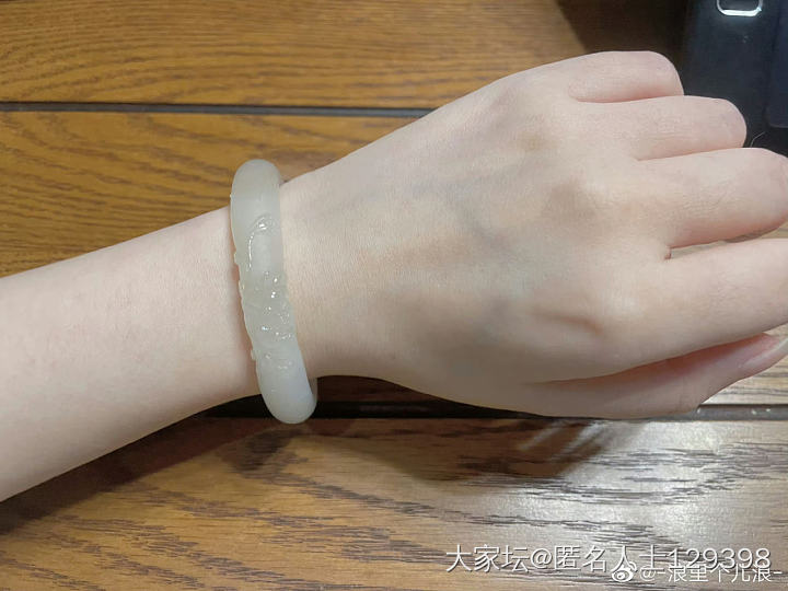 有人知道夏达嘛，这几只镯子是和田玉？_手镯和田玉