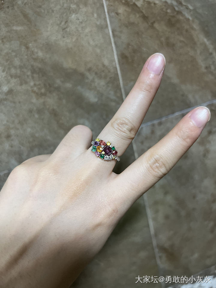 虽然我的手不好看，但是我的戒指好看呀，哈哈😆_戒指彩色宝石