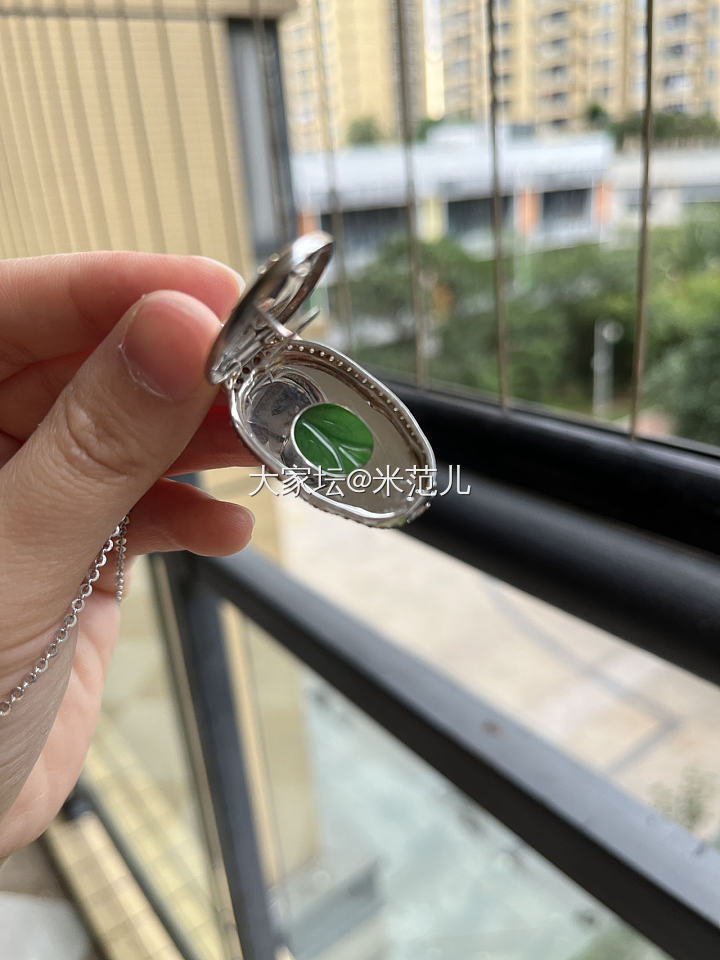 代朋友挂 两件翡翠_翡翠