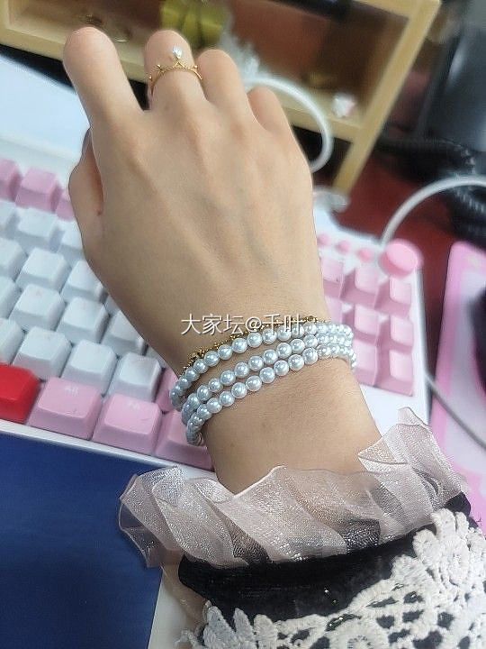 今日份，怎么感觉冷银光珍珠带手上显黑呢_珍珠
