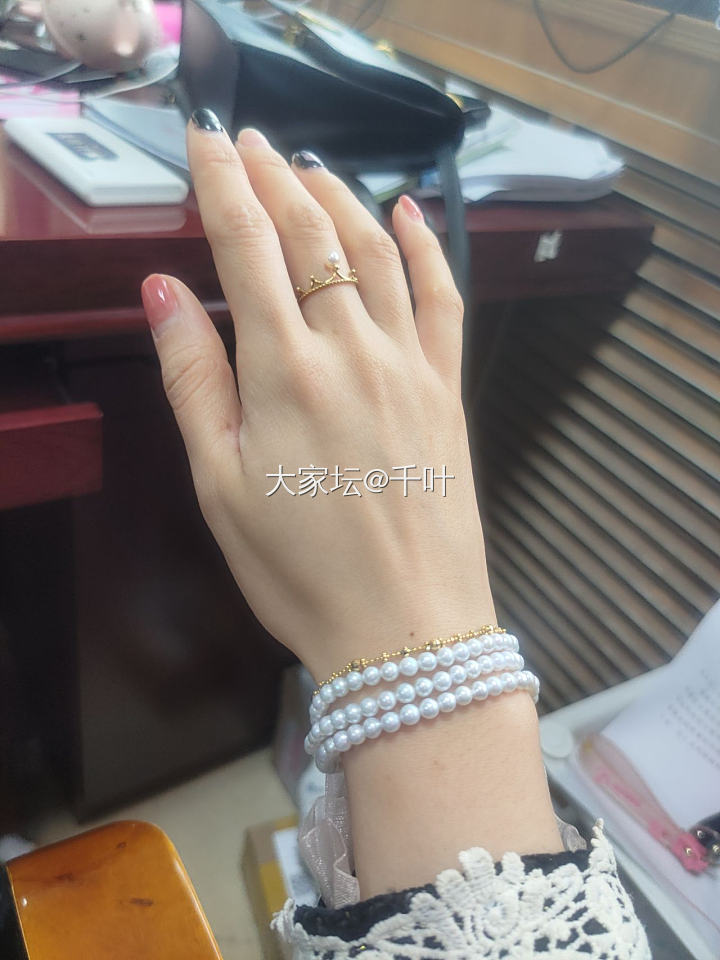 今日份，怎么感觉冷银光珍珠带手上显黑呢_珍珠
