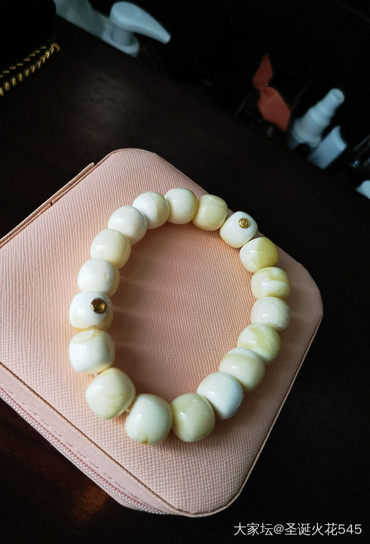 新收的蜜蜡，挑两个略有瑕疵的镶嵌了黄金字母和旋转纹。_琥珀蜜蜡