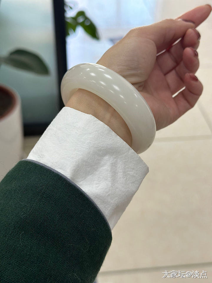 这下真的白玉镯毕业啦_白玉手镯和田玉