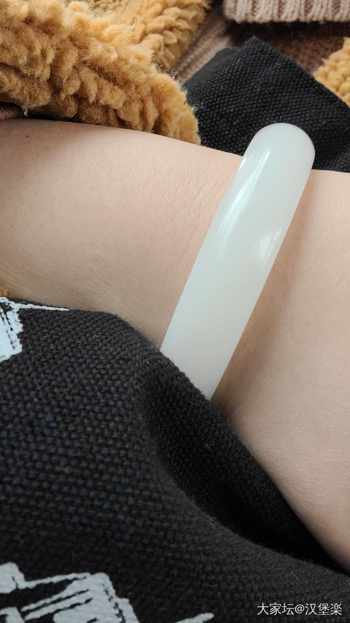 这下真的白玉镯毕业啦_白玉手镯和田玉