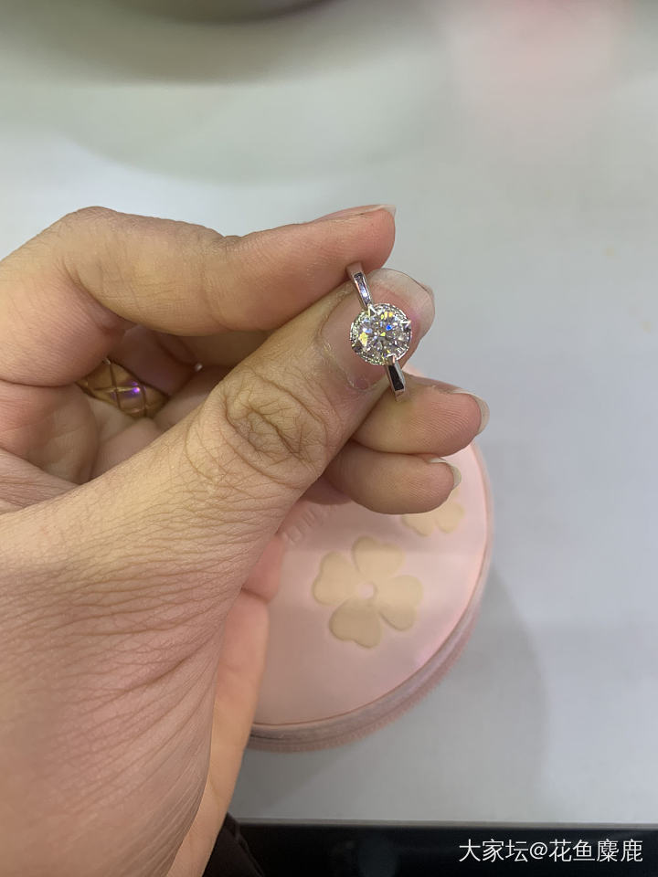 拍到了钻石的火彩_戒指钻石