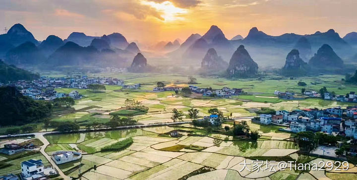 老家。
出门是山，屋后是山。_景色