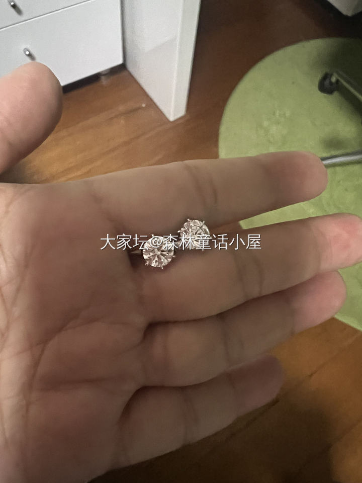 我的培育钻耳钉收到了_耳钉培育钻