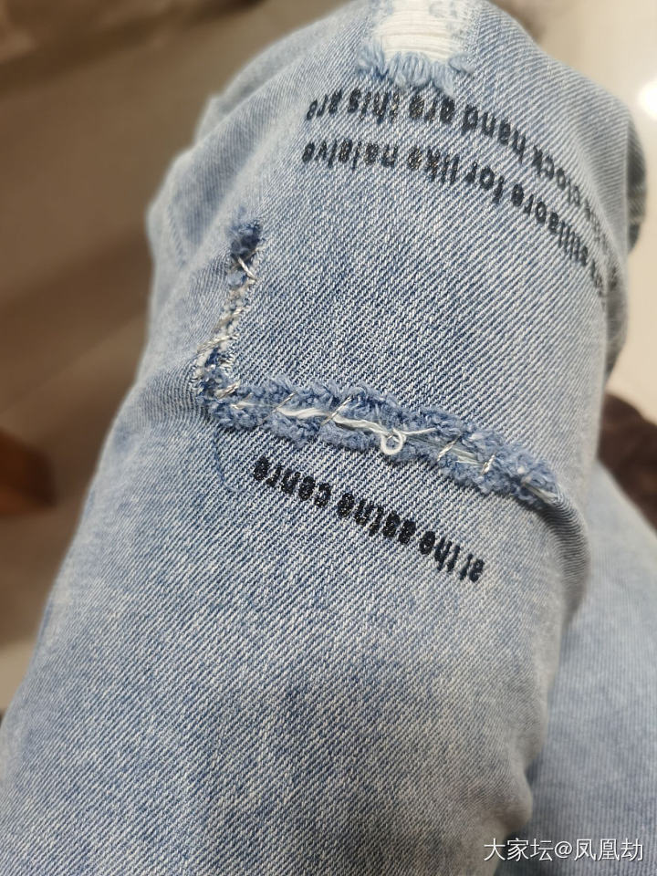 到了缝破洞牛仔裤的年纪了_穿搭