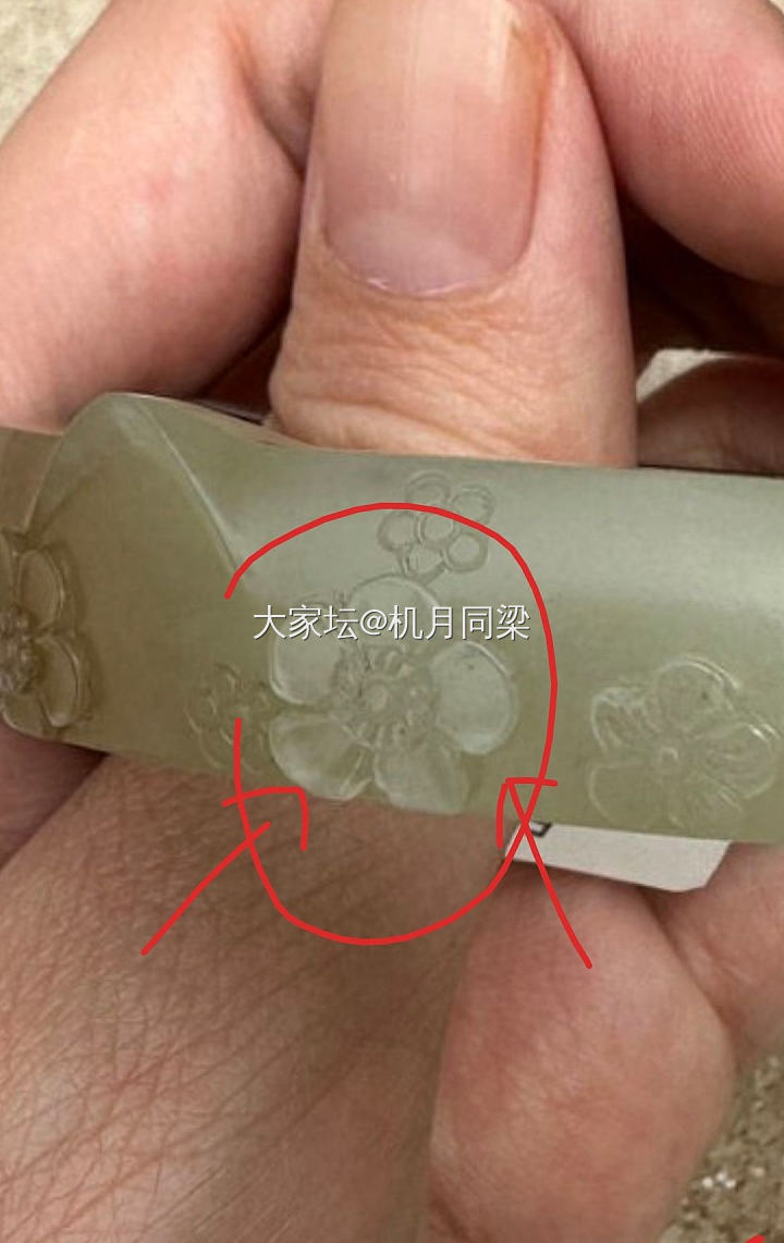 宝友们，帮我看看这个镯子值多钱？是不是有裂啊_和田玉