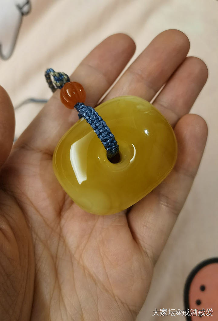 请问大神这个扣子目前是什么克价呢_琥珀蜜蜡