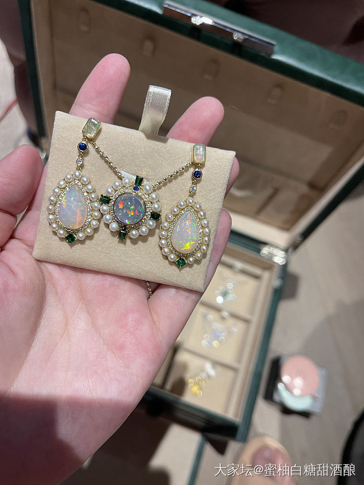 旧爱和新欢_彩色宝石钻石金