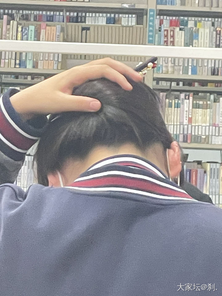 图书馆看到可爱的小妮子 顺手的发簪_簪子