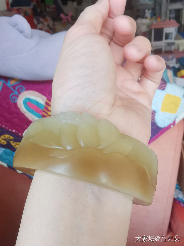 芭莎甜糖宽厚版荷花镯_手镯和田玉