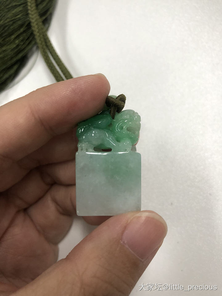 翡翠印章 
翡翠 印章 小狮子背如意 
尺寸 1.8*1.5*3.2cm_翡翠