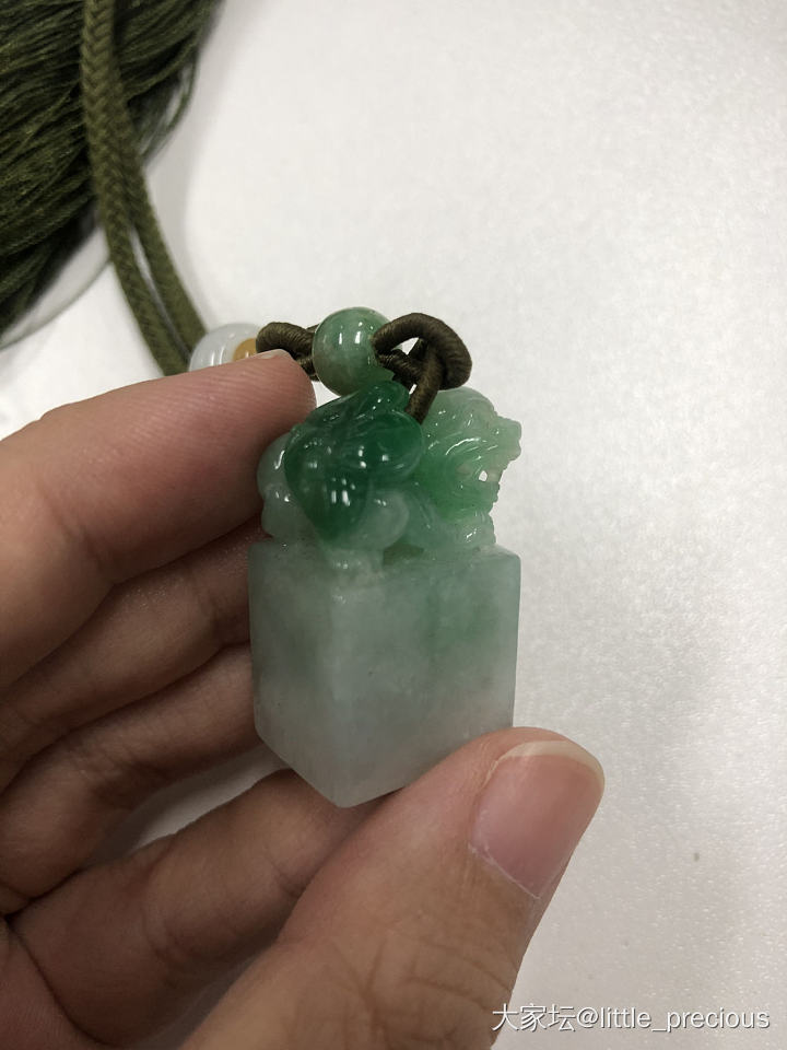 翡翠印章 
翡翠 印章 小狮子背如意 
尺寸 1.8*1.5*3.2cm_翡翠