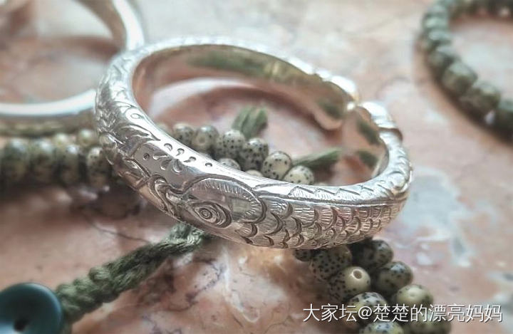 是买老世兴大鱼荷花镯还是喜公鸡镯呢？_购银闲聊匠人手镯银