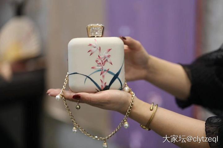 胖星人实体店买了大码旗袍，求推荐搭配的包。_穿搭