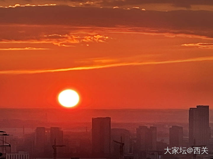 云层偏厚，遗憾未拍下太阳跃出海面的瞬间_景色