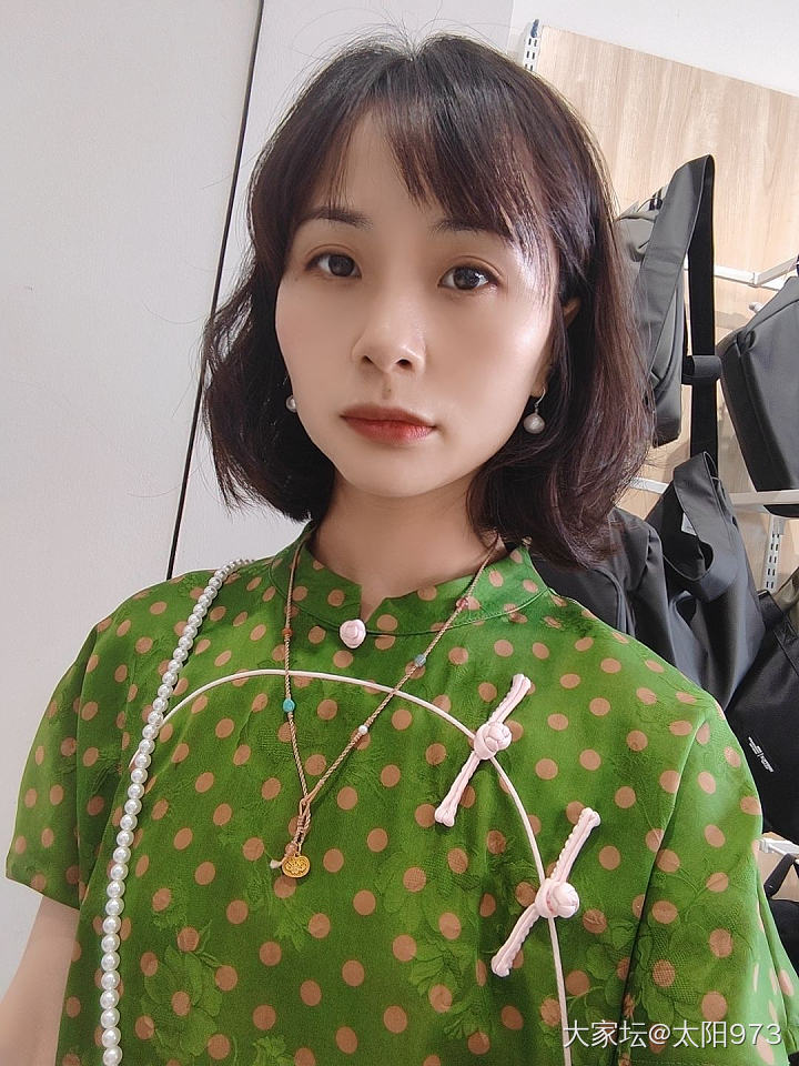 绿旗袍终于穿出门了_穿搭