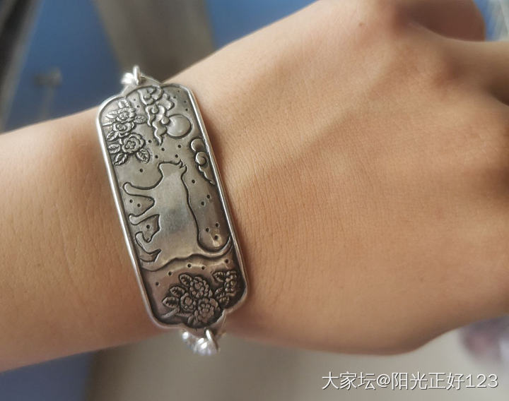 终于给手牌安上珍珠链啦，感觉和谐多了_手饰银
