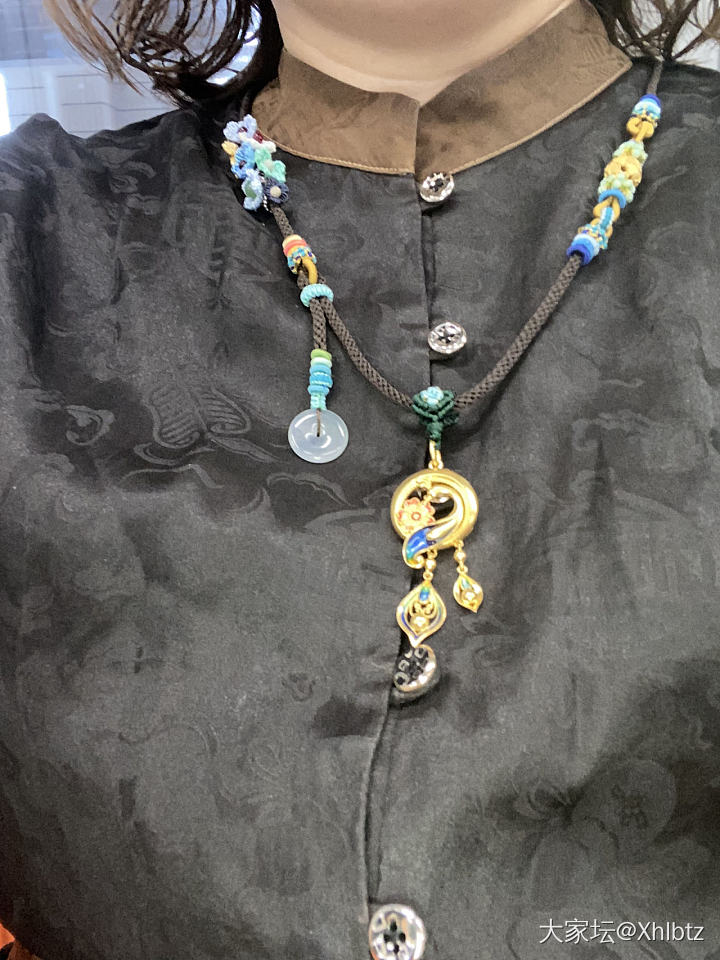 六福的孔雀，大生的桃花珠，坛友的小扣子，配上我的手艺--花孔雀🦚_编绳金