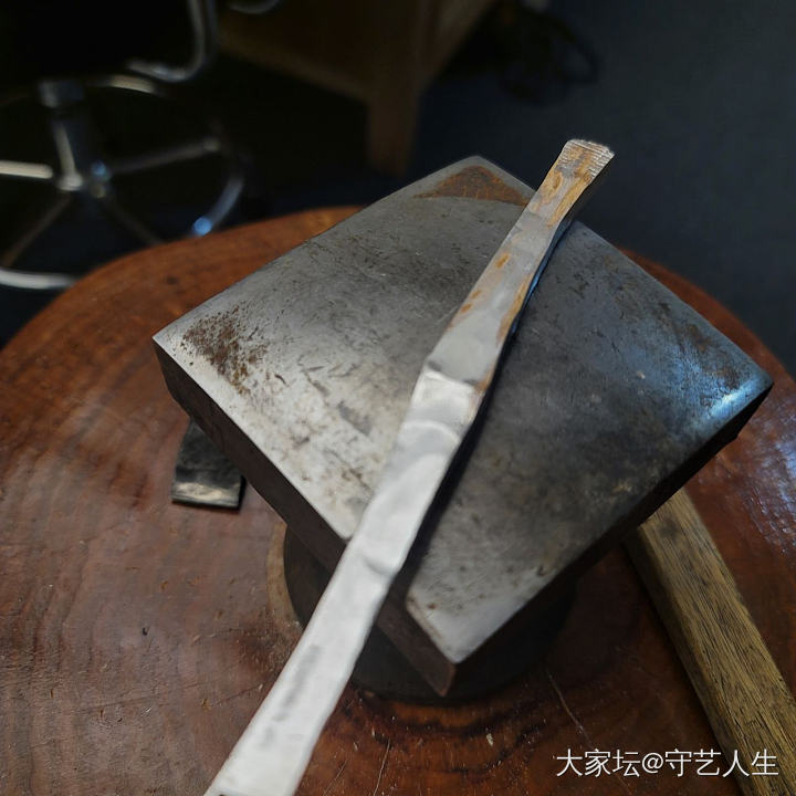 忙里偷闲敲了几个手镯胚子，想想雕刻什么题材好呢？_银