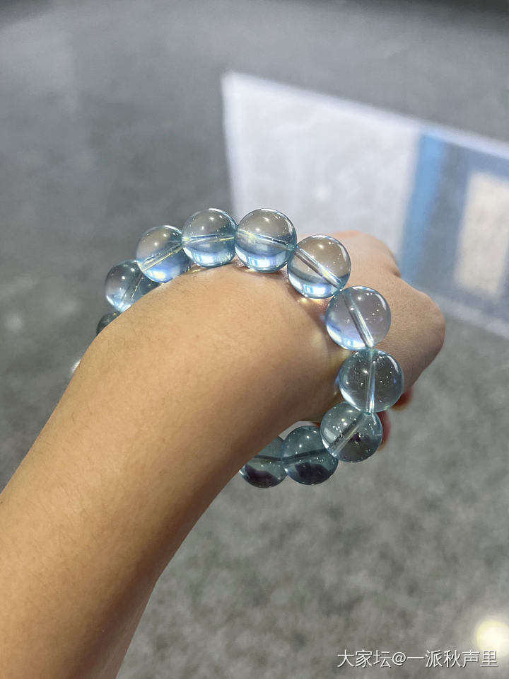 玻璃体海蓝宝像一汪镜面无风的湖_海蓝宝