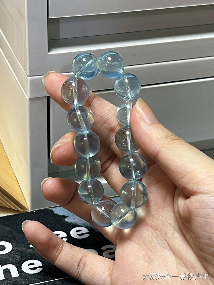 玻璃体海蓝宝像一汪镜面无风的湖_海蓝宝