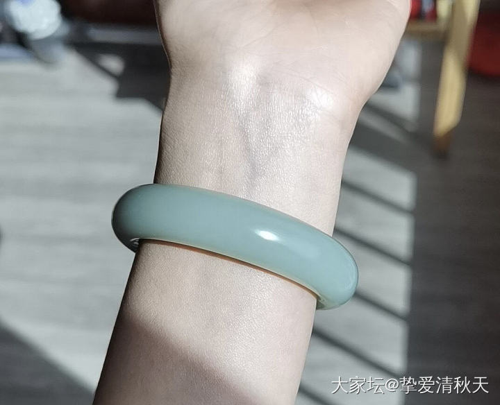 坛友们帮忙看看这只且末镯子_手镯和田玉