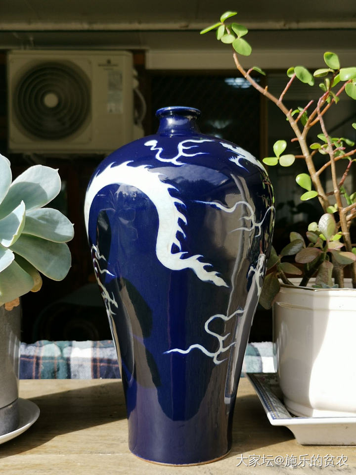 元代霁蓝釉白龙纹梅瓶

高约33.6厘米，肩径（最大）19.3厘米，底径约10...._收藏