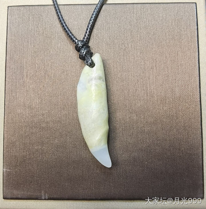 真正米达料，石皮和玉肉巧妙融合，特色十足，白度细度油润度都有。_挂件