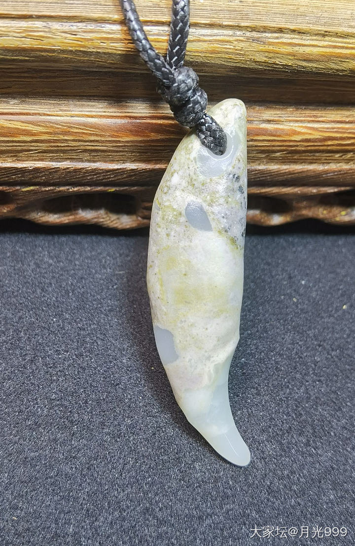 真正米达料，石皮和玉肉巧妙融合，特色十足，白度细度油润度都有。_挂件