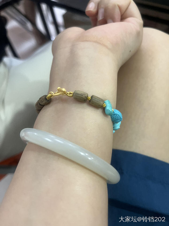 现在喜欢和田玉籽镯的人还多么？是不是大部分人更喜欢翡翠？_和田玉翡翠
