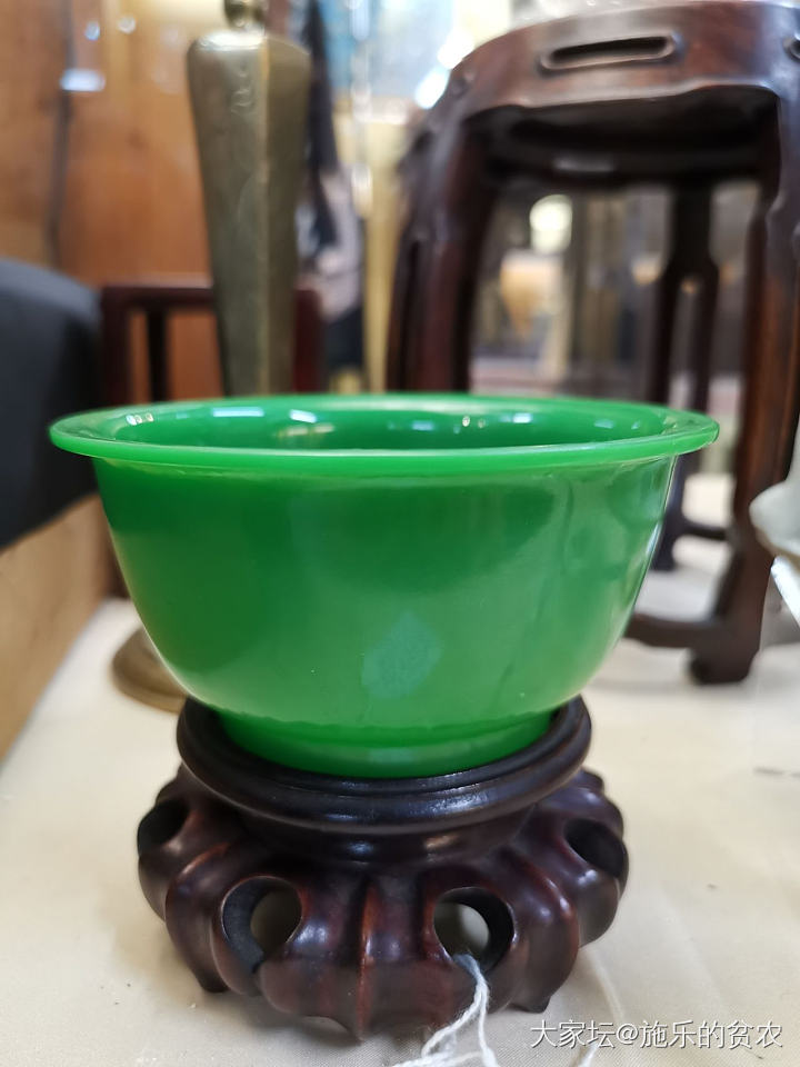 一对绿碗
玻璃质地，帝王绿翡翠色
难以置信的色调，规整，十倍放大镜可见打磨、抛光..._收藏