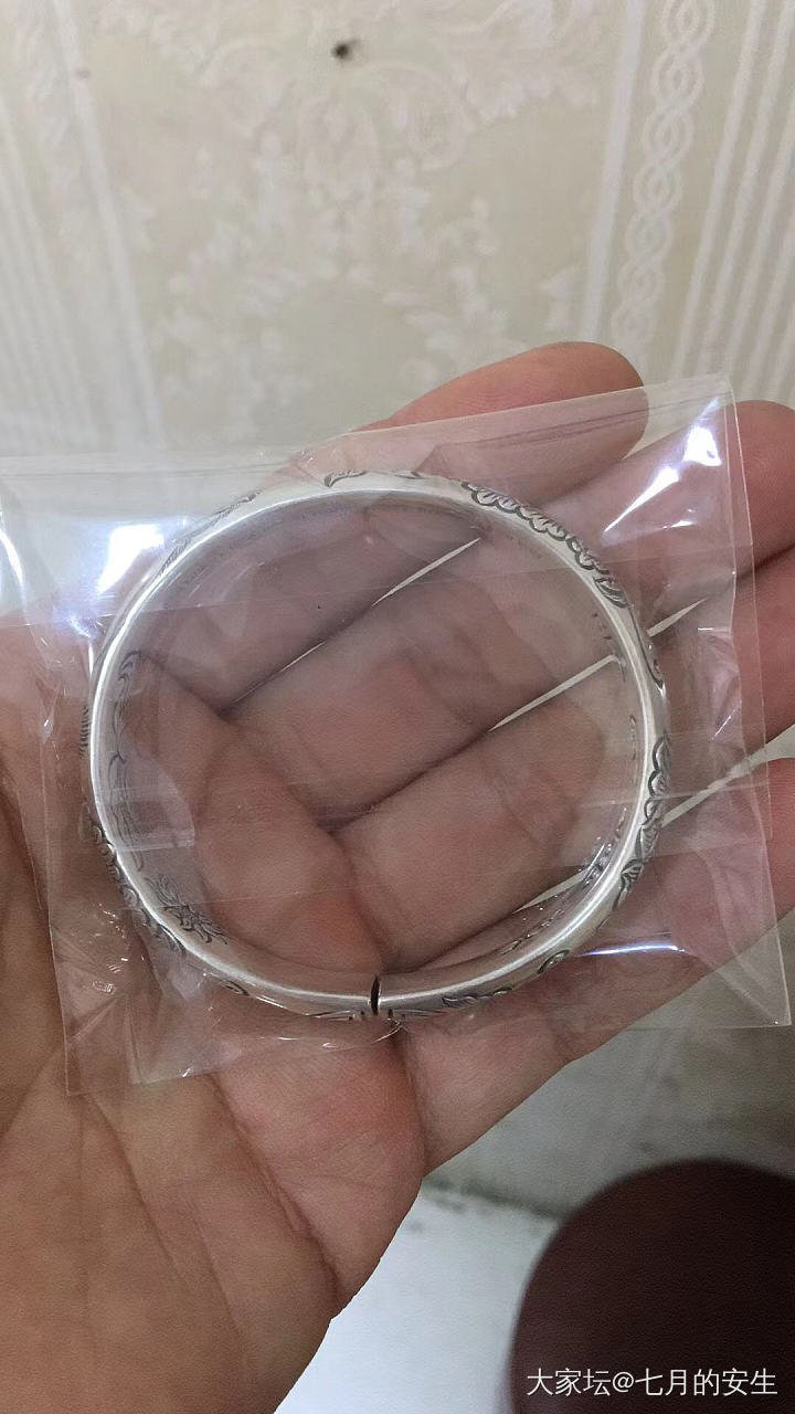 上次那只被我做旧失败的镯子
送去让蔡师傅帮我重新过了下火又做旧了一下
蔡师傅人太..._银