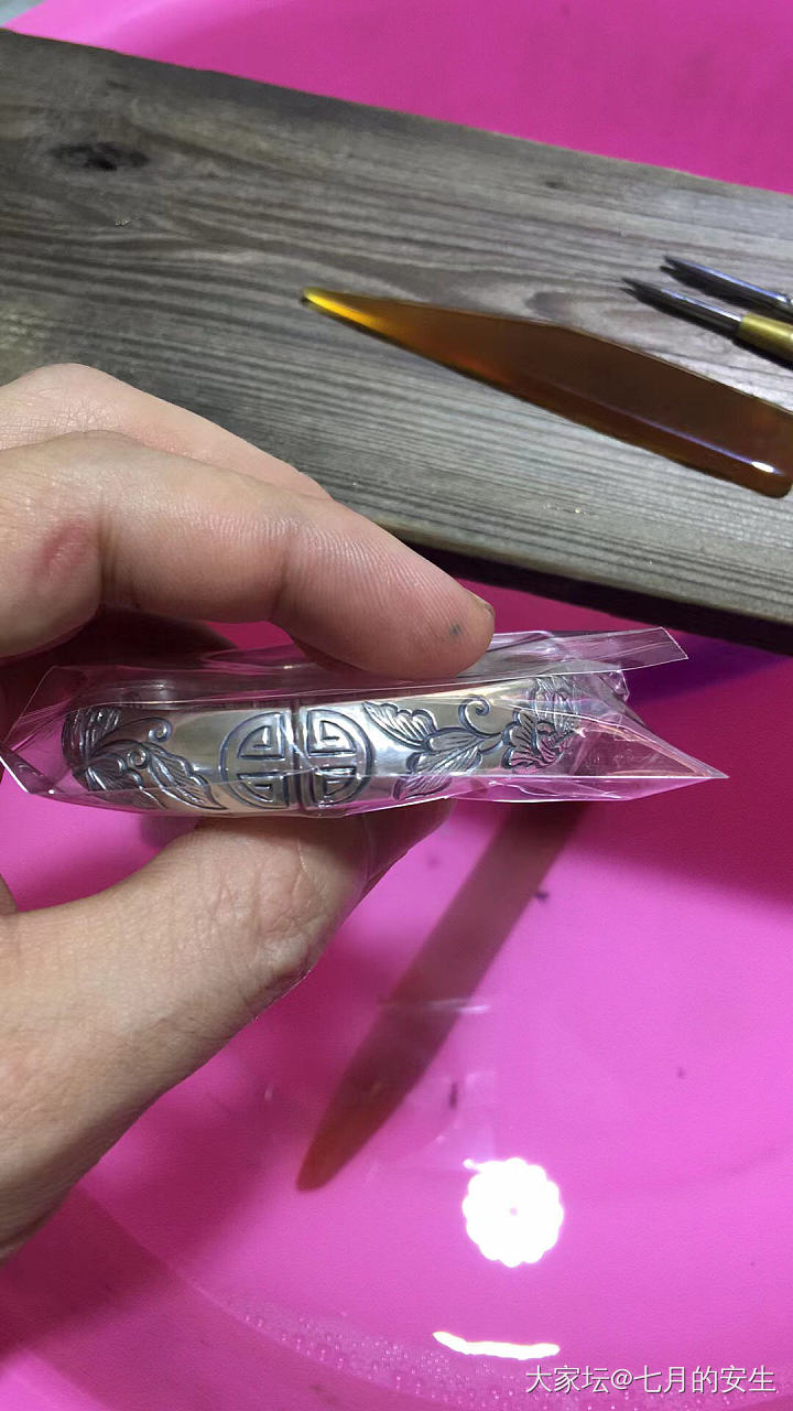 上次那只被我做旧失败的镯子
送去让蔡师傅帮我重新过了下火又做旧了一下
蔡师傅人太..._银
