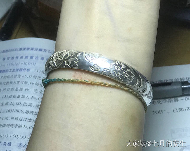 关于银饰洗白
我终于搞清楚了！是在盐水开了之后从侧面加入一张铝箔纸，然后把镯子放..._银