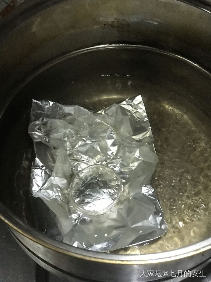 关于银饰洗白
我终于搞清楚了！是在盐水开了之后从侧面加入一张铝箔纸，然后把镯子放..._银