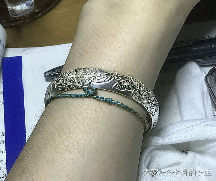 关于银饰洗白
我终于搞清楚了！是在盐水开了之后从侧面加入一张铝箔纸，然后把镯子放..._银