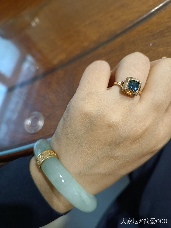 今天拿不戴的吊坠换了个蓝色碧玺戒指，很喜欢_首饰