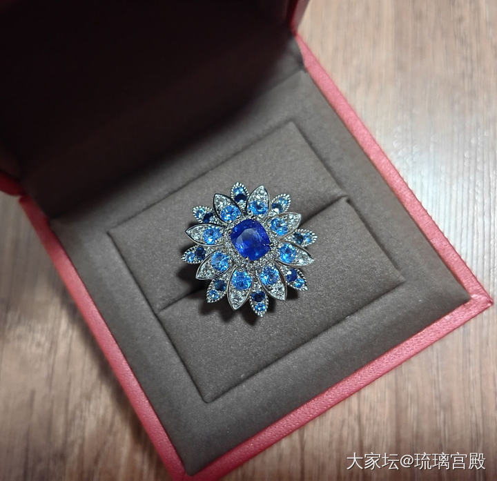 这个戒指估计给女儿了_戒指彩色宝石