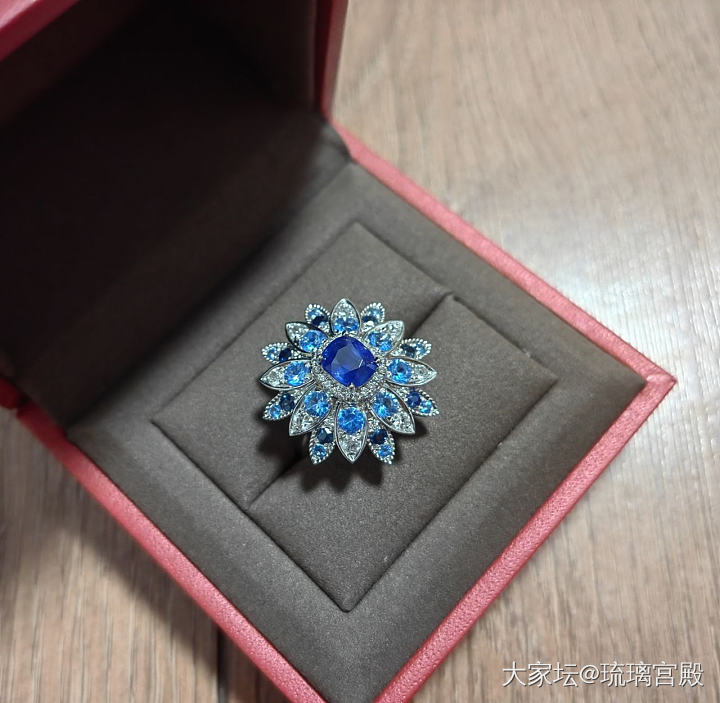 这个戒指估计给女儿了_戒指彩色宝石