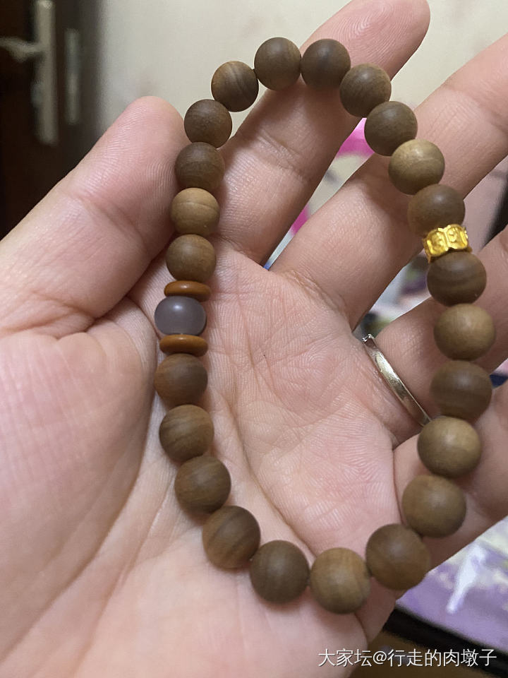 买了两颗和田珠子配老山檀_金和田玉木