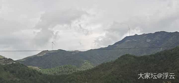 像小学生秋游，到山上看大风车路过水库，路过米面小镇，路过古拱桥，进入盘山公路。山..._旅游
