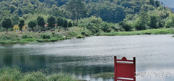 像小学生秋游，到山上看大风车路过水库，路过米面小镇，路过古拱桥，进入盘山公路。山..._旅游