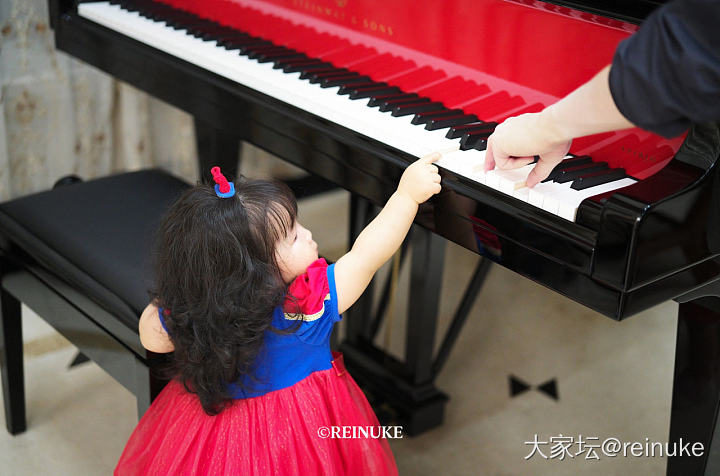 一岁零两个月，小小钢琴家，长长大卷发~_幼儿闲聊