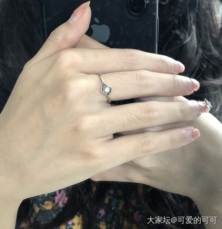 妈妈在旧大衣的口袋里翻到了十多年前买的小钻戒_穿搭钻石