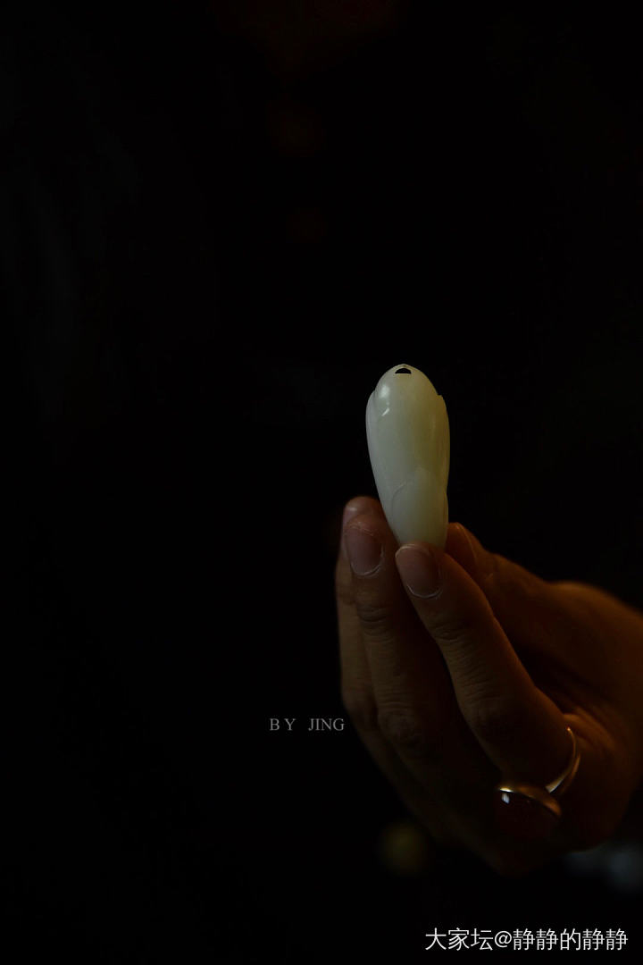 昏暗的灯光下_和田玉